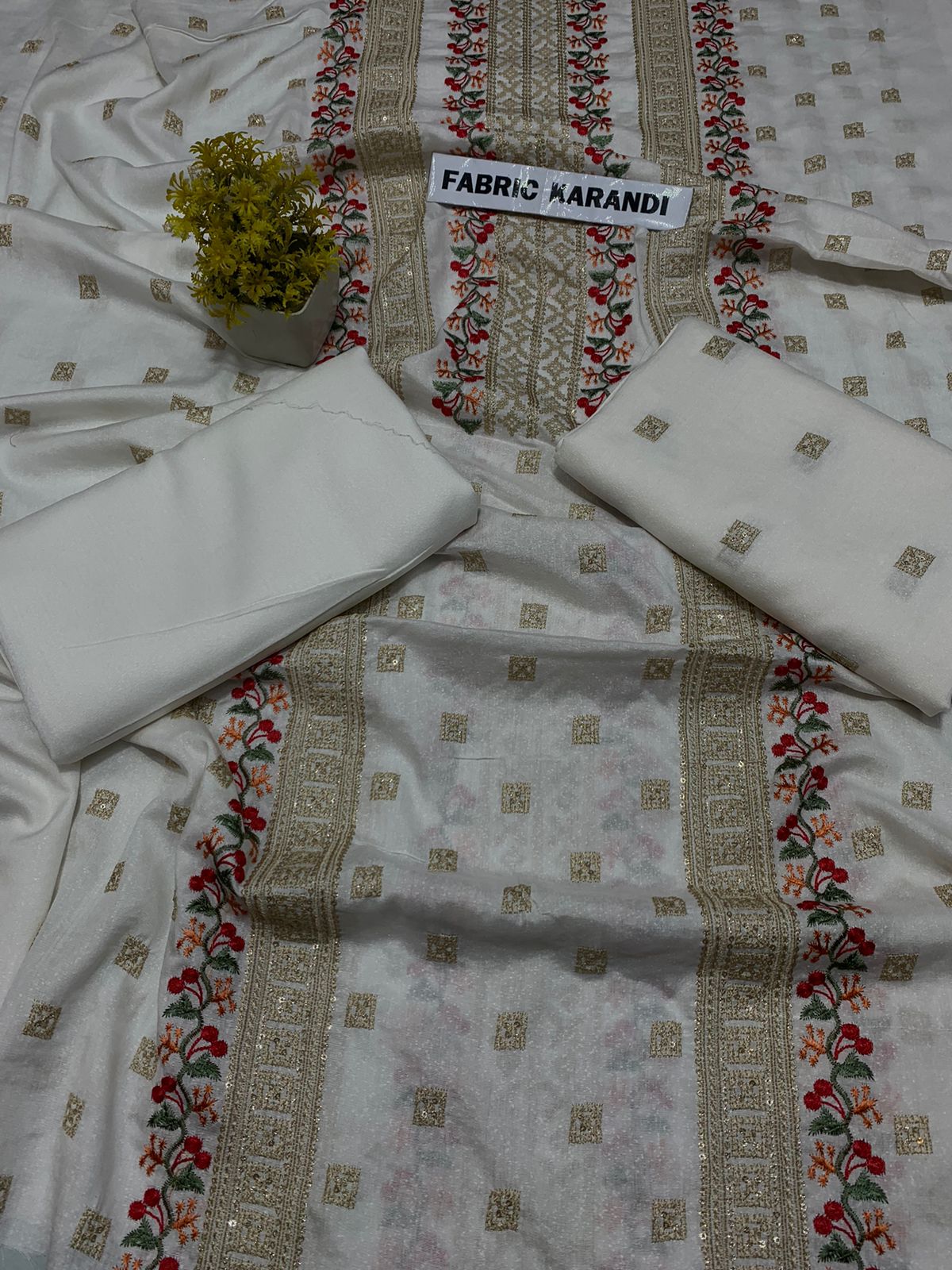 Bareeze karandi 2-Pcs Embroidered Outfit winter Elegance