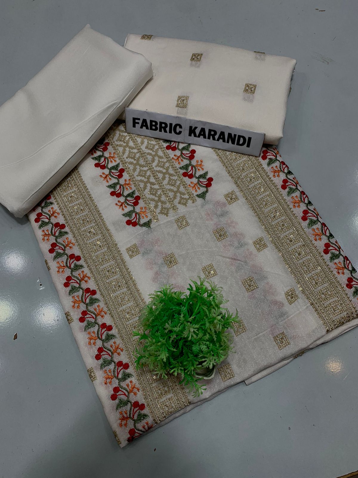 Bareeze karandi 2-Pcs Embroidered Outfit winter Elegance